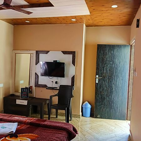 Oak Wood Homestay Banikhet Dalhousie Bagian luar foto
