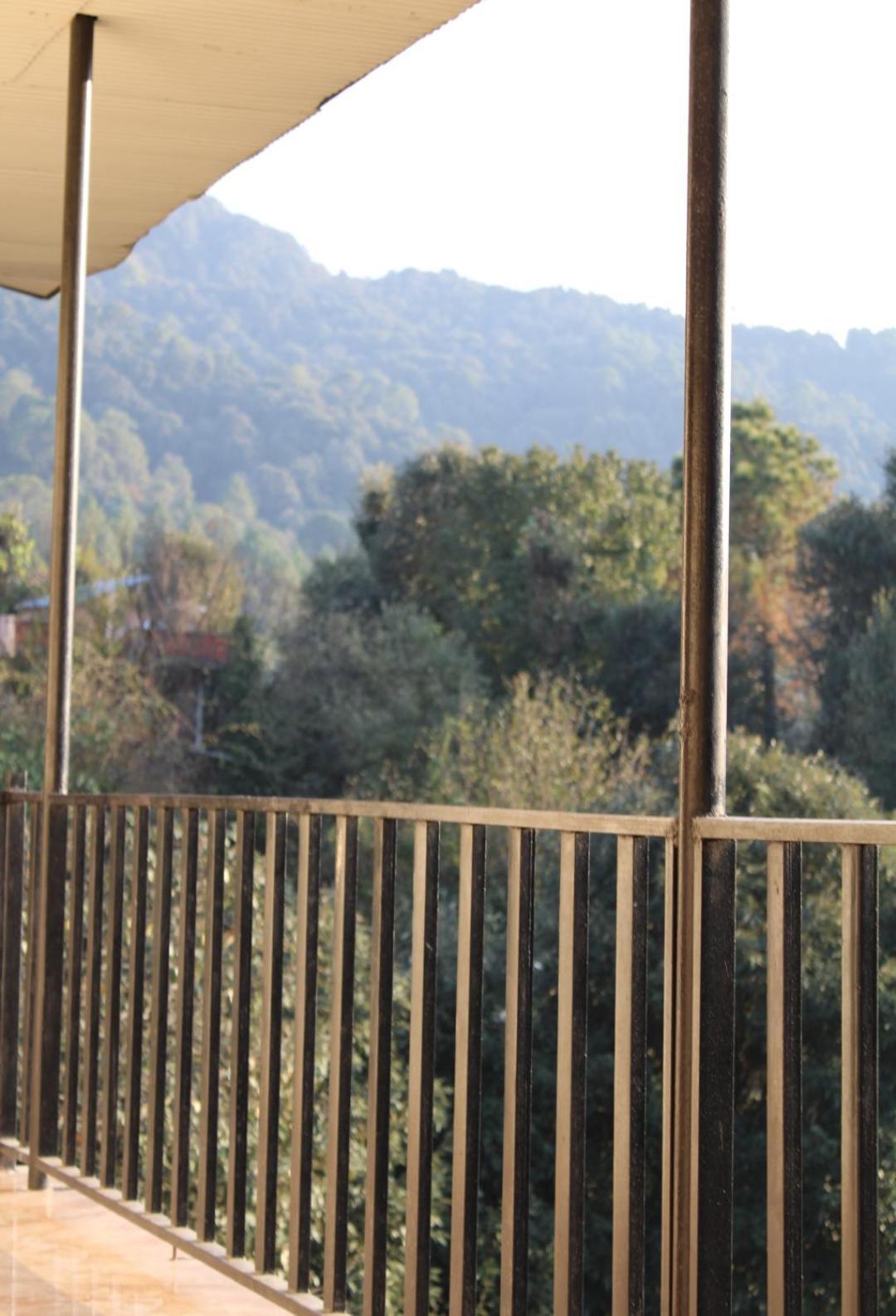 Oak Wood Homestay Banikhet Dalhousie Bagian luar foto