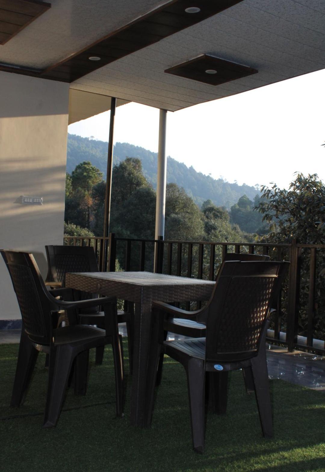 Oak Wood Homestay Banikhet Dalhousie Bagian luar foto